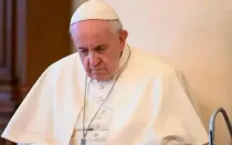 El Papa Francisco rezando.