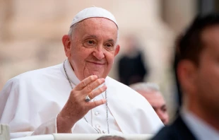 El Papa Francisco durante la audiencia general del 26 de octubre de 2023. Crédito: Ricardo Perna / Shutterstock.