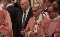 El Papa Francisco y sacerdotes concelebrantes usan la casulla rosa en la Basílica de San Pedro en el Vaticano.