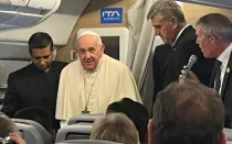 El Papa Francisco en la rueda de prensa en el avión de Mongolia a Roma