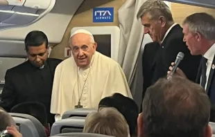El Papa Francisco en la rueda de prensa en el avión de Mongolia a Roma Crédito: Courtney Mares / CNA