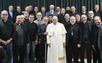 El Papa Francisco visita a 35 sacerdotes de las periferias de Roma.