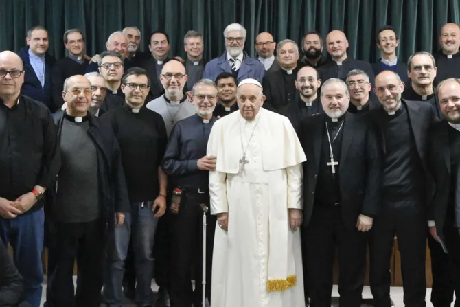 El Papa Francisco visita a 35 sacerdotes de Roma 05042024