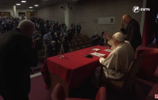 En un encuentro con unos 200 sacerdotes de Roma, el Papa Francisco habla otra vez sobre la admisión de homosexuales en los seminarios. Crédito: EWTN News