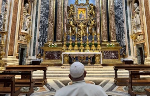 El Papa Francisco reza hoy ante la Salus Populi Romani en la Basílica papal de Santa María la Mayor. Crédito: Vatican Media