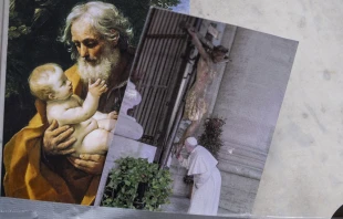Imagen de San José y foto del Papa Francisco besando un crucifijo, afuera del hospital Gemelli Crédito: Daniel Ibáñez / EWTN News.