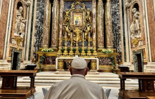 El Papa Francisco reza en Santa María la Mayor este 13 de septiembre, tras concluir el viaje más largo de su pontificado, que lo llevó a Indonesia, Papúa Nueva Guinea, Timor Oriental y Singapur. Crédito: Vatican Media.