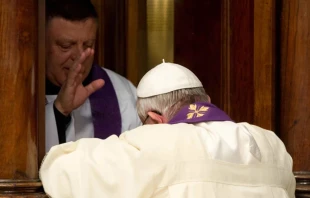 El Papa Francisco se confiesa. Crédito: Vatican Media