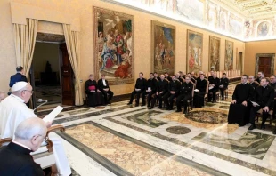 El Papa Francisco en audiencia con rectores de Seminarios Mayores y Preparatorios de Francia, este 25 de enero. Crédito: Vatican Media.