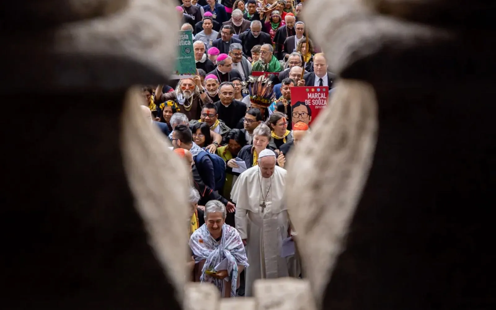 El Papa Francisco encabeza la procesión de apertura del Sínodo de la Amazonía desde la Basílica de San Pedro hasta el Aula del Sínodo, donde dirigió la oración de apertura, el 7 de octubre de 2019.?w=200&h=150