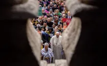 El Papa Francisco encabeza la procesión de apertura del Sínodo de la Amazonía desde la Basílica de San Pedro hasta el Aula del Sínodo, donde dirigió la oración de apertura, el 7 de octubre de 2019.