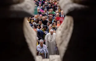 El Papa Francisco encabeza la procesión de apertura del Sínodo de la Amazonía desde la Basílica de San Pedro hasta el Aula del Sínodo, donde dirigió la oración de apertura, el 7 de octubre de 2019. Crédito: Vatican Media.