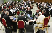 El Papa Francisco entre los delegados del Sínodo de la Sinodalidad