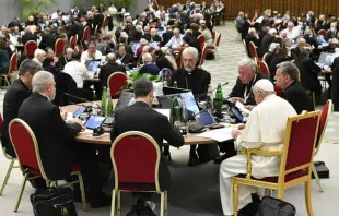 El Papa Francisco entre los delegados del Sínodo de la Sinodalidad Crédito: Vatican Media