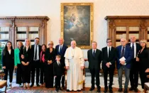 El Papa Francisco en el Vaticano con la delegación que le entregó este sábado un premio de periodismo