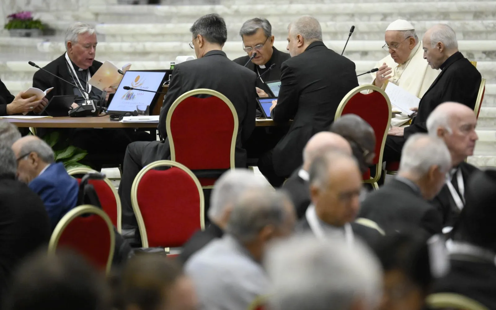 El Papa Francisco dirige la oración en la congregación general del Sínodo de la Sinodalidad en el Vaticano, el 6 de octubre de 2023.?w=200&h=150
