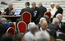 El Papa Francisco dirige la oración en la congregación general del Sínodo de la Sinodalidad en el Vaticano, el 6 de octubre de 2023.