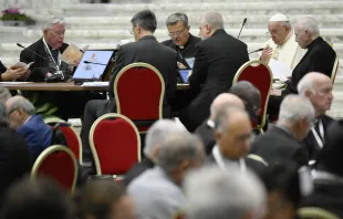 El Papa Francisco dirige la oración en la congregación general del Sínodo de la Sinodalidad en el Vaticano, el 6 de octubre de 2023. Crédito: Vatican Media.