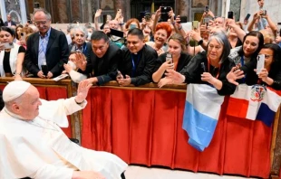 El Papa Francisco saluda a los participantes de la peregrinación de los teatinos en la Basílica de San Pedro. Crédito: Vatican Media