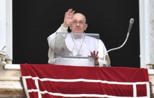 Papa Francisco en la ventana del Palacio Apostólico, este domingo 10 de marzo. Crédito: Vatican Media.