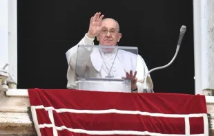 Papa Francisco en la ventana del Palacio Apostólico, este domingo 10 de marzo. Crédito: Vatican Media.