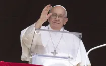 El Papa Francisco saluda a los peregrinos en la Plaza de San Pedro durante el rezo del Ángelus, el 15 de octubre de 2023.