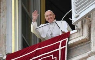 El Papa Francisco desde el balcón en el que preside el rezo del Ángelus en el Vaticano. Crédito: Vatican News