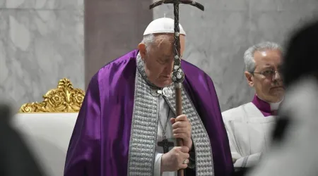 Papa Francisco rezando