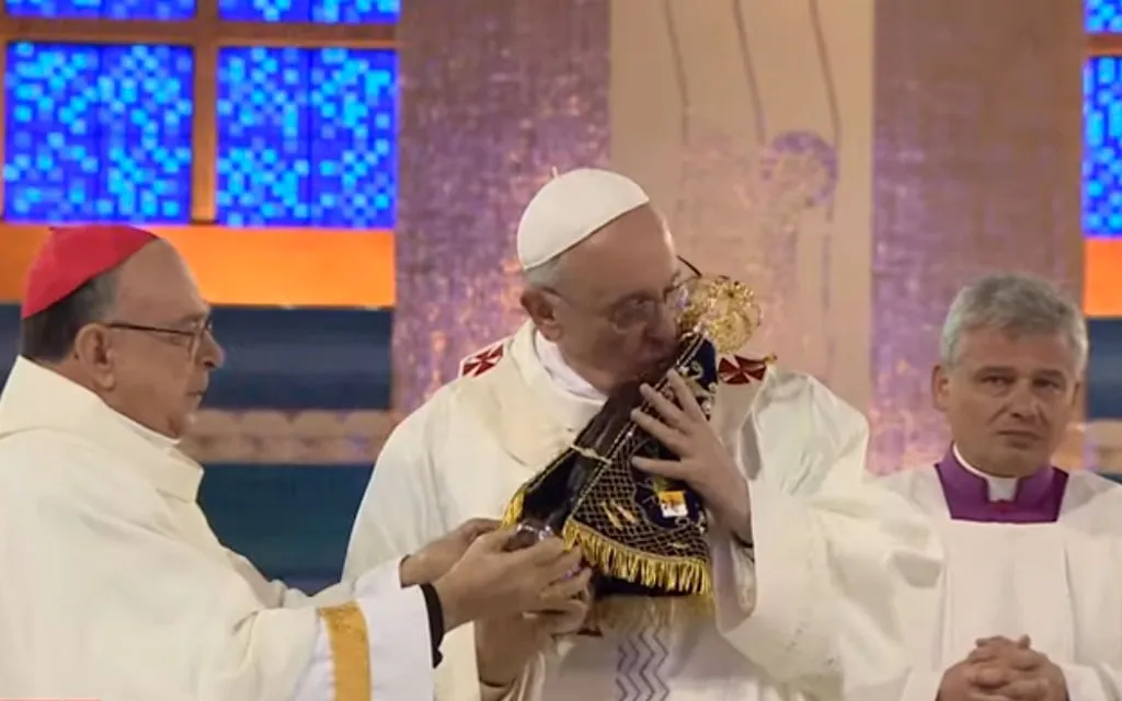 El Papa Francisco besa a la Virgen Aparecida.?w=200&h=150