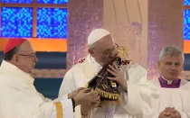 El Papa Francisco besa a la Virgen Aparecida.