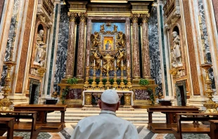 El Papa Francisco ora ante la imagen mariana de la Salus Populi Romani en la Basílica papal de Santa María la Mayor en Roma, para encomendar su viaje a Indonesia, Papúa Nueva Guinea, Timor Oriental y Singapur, que hará del 2 al 13 de septiembre. Crédito: Vatican Media