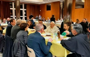 El Papa Francisco cena con 130 voluntarios del evento que se realizó con miles de niños el 6 de noviembre en el Vaticano. Crédito: Vatican Media