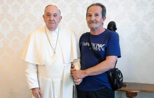 El Papa Francisco y Bienamino Zuncheddu, campesino italiano que pasó 33 años en la cárcel por un crimen que no cometió. Crédito: Vatican News.