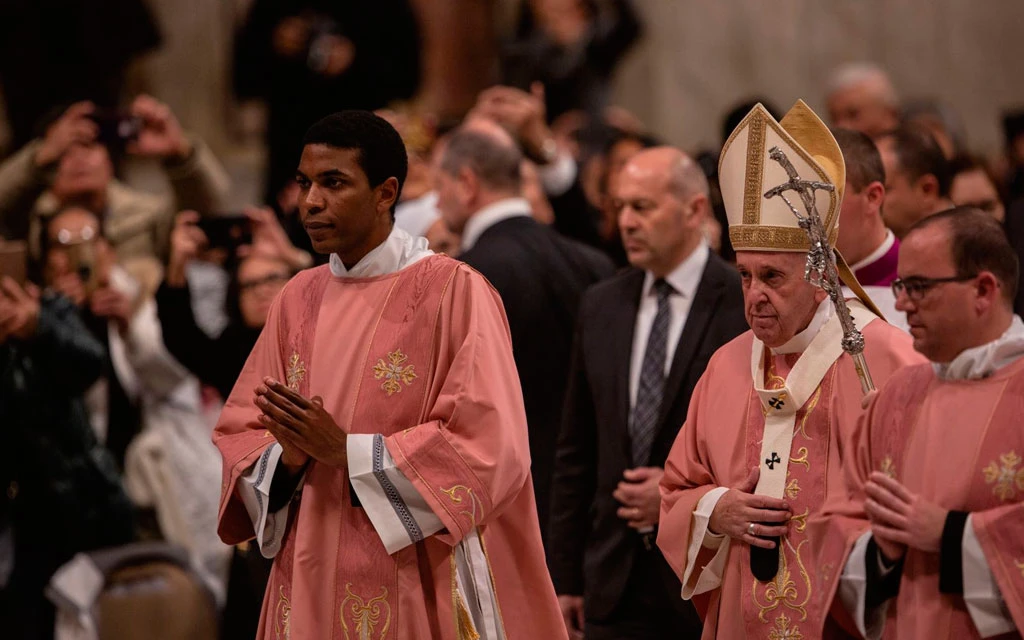 El Papa Francisco con otros dos sacerdotes en la Basílica de San Pedro en el Vaticano, todos con casulla rosa el 15 de diciembre de 2019, Domingo de Gaudete.?w=200&h=150