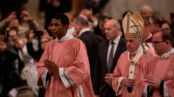 El Papa Francisco con otros dos sacerdotes en la Basílica de San Pedro en el Vaticano, todos con casulla rosa el 15 de diciembre de 2019, Domingo de Gaudete.