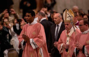 El Papa Francisco con otros dos sacerdotes en la Basílica de San Pedro en el Vaticano, todos con casulla rosa el 15 de diciembre de 2019, Domingo de Gaudete. Crédito: Daniel Ibáñez / EWTN News.