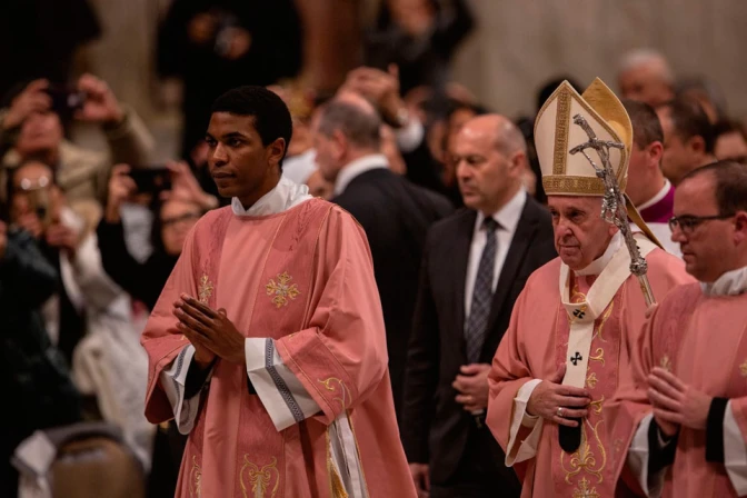 El Papa Francisco con otros sacerdotes en el Domingo de Gaudete en Roma.