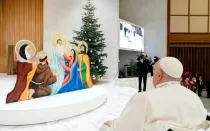 El Papa Francisco ante el belén y el árbol de Navidad en el Aula Pablo VI en el Vaticano.