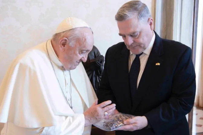 El Papa Francisco y el general Mark Milley