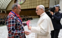 León XIV recibe un obsequio durante la audiencia de este sábado con los peregrinos gitanos.