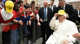 Imagen del Papa Francisco durante una audiencia con jóvenes