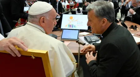 El Papa Francisco y el Cardenal Mario Grech durante la asamblea general del Sínodo