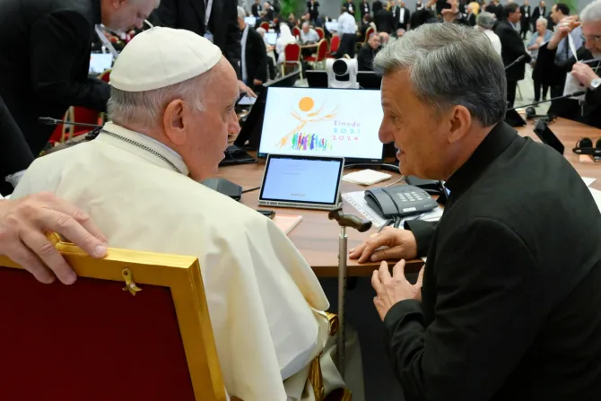 El Papa Francisco y el Cardenal Mario Grech durante la asamblea general del Sínodo