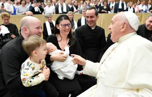 El Papa Francisco con los peregrinos de Hungría este 25 de abril Crédito: Vatican Media