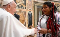 El Papa Francisco saluda a los participantes en un encuentro sobre “El conocimiento de los pueblos indígenas y las ciencias".