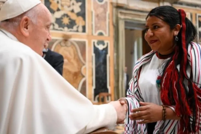 El Papa Francisco saluda a los participantes en un encuentro sobre “El conocimiento de los pueblos indígenas y las ciencias".