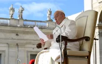 El Papa Francisco lee su catequesis durante la Audiencia General de este miércoles 24 de abril