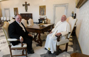 El Papa Francisco junto a Yaron Sideman este 16 de septiembre Crédito: Vatican Media