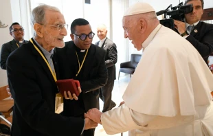 El Papa Francisco saluda al jesuita de 103 años João Felgueiras Crédito: Vatican Media