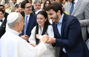Imagen referencial del Papa León XIV con jóvenes durante una Audiencia General Crédito: Vatican Media